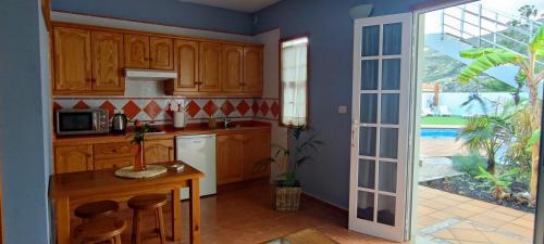 马佐Espuma de Sal的厨房配有木制橱柜、桌子和窗户。