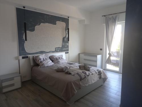 努马纳La Fenice 40的卧室配有一张壁挂图床