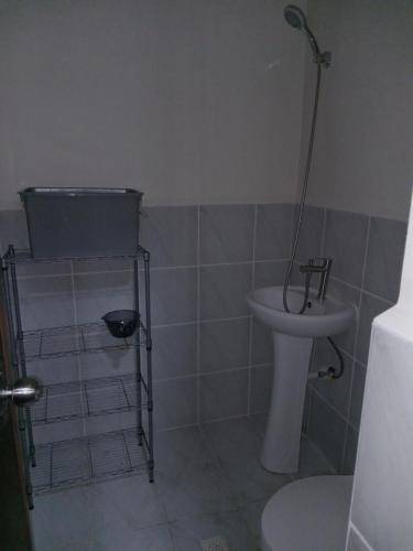 Lapu Lapu CityHaven of Deities Property Rental的浴室配有白色水槽和卫生间。