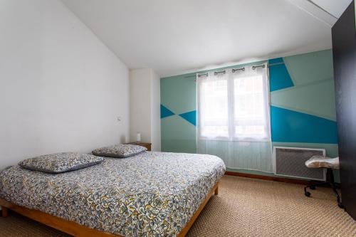 图卢兹T2 Toulouse 40m2, Lit Queen Size, Climatisation, quartier sympa, Terrasse的一间卧室设有一张床和蓝白色的墙壁