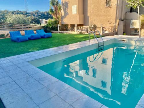 斯塔里斯Astali Villa的一座房子旁的院子内的游泳池