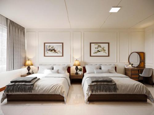 胡志明市Baglioni Signature的一间卧室配有两张床和镜子