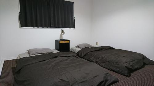 彦根市Lapus Honmachi No.200 / Vacation STAY 57908的卧室内两张并排的床