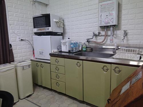彦根市Lapus Honmachi No.200 / Vacation STAY 57908的厨房配有水槽和微波炉