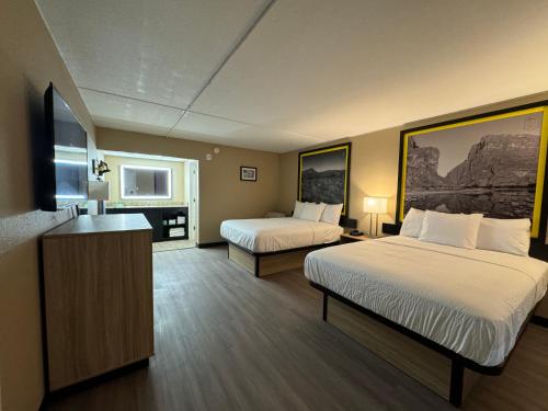 科珀斯克里斯蒂Super 8 by Wyndham Corpus Christi Airport的酒店客房设有两张床和电视。
