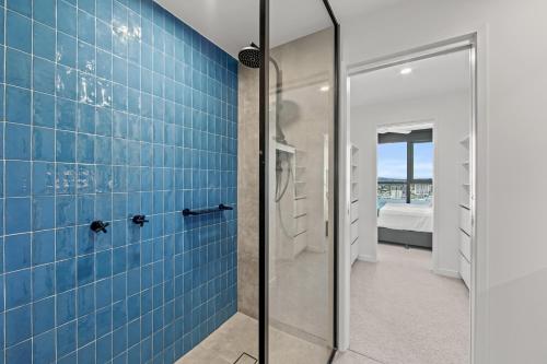 布里斯班Fortitude Valley Apartments by CLLIX的浴室设有蓝色瓷砖淋浴。