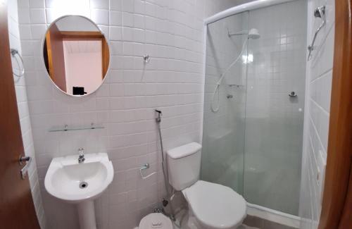 卡拉瓜塔图巴VILLAGIO CHARMOSO NA PRAIA DA MOCOCA的浴室配有卫生间、盥洗盆和淋浴。
