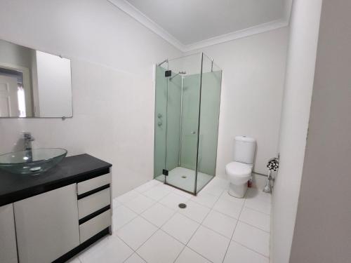 朱里恩湾Unit 26 Seafront Estate的一间带玻璃淋浴和卫生间的浴室