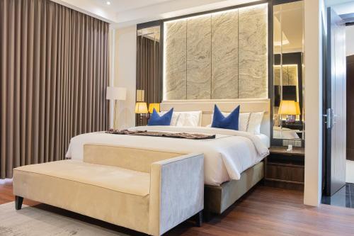 班贾尔马辛BEST WORLD KINDAI HOTEL的一间卧室配有一张带蓝色枕头的大床