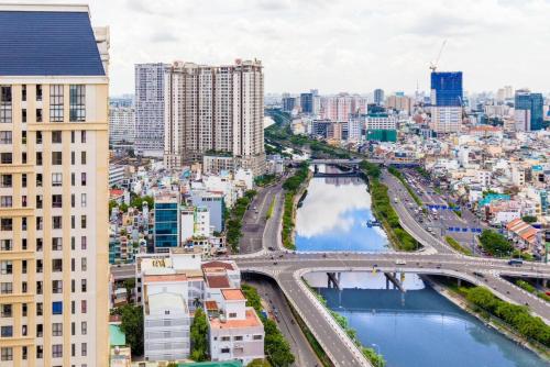 胡志明市January Apartment的享有河流和建筑的城市空中景致