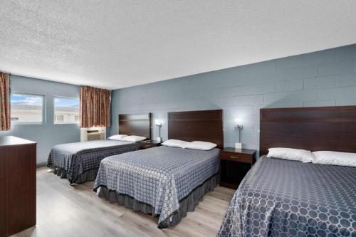 韦纳奇Holiday Lodge的一间酒店客房,房间内设有两张床