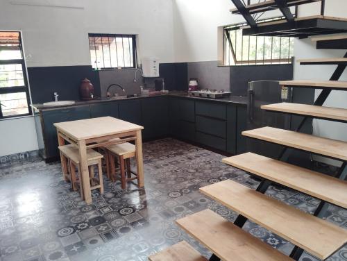 科泽科德BrickDeck的空的厨房,配有木桌和水槽