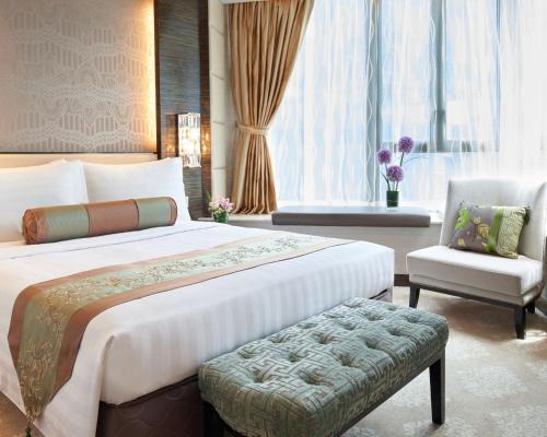 香港香港观塘帝盛酒店的一间卧室配有一张大床和一把椅子