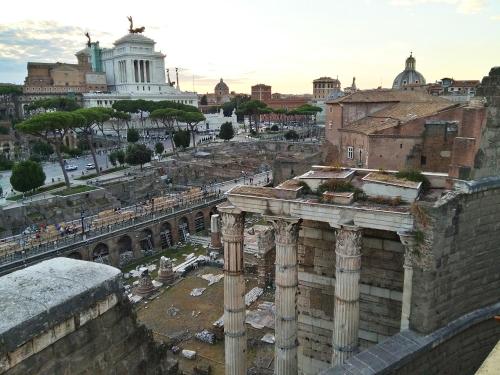 罗马马里迪当代套房酒店 的古代城市废墟的空中景观