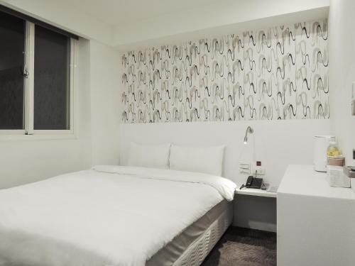 台北雀客快捷台北永康的白色的卧室设有床和窗户