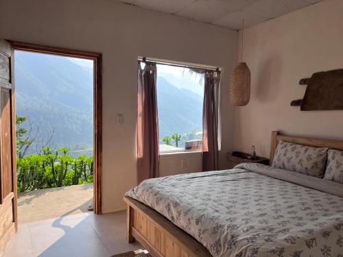 萨帕Pavi home的一间卧室设有一张床和一个大窗户