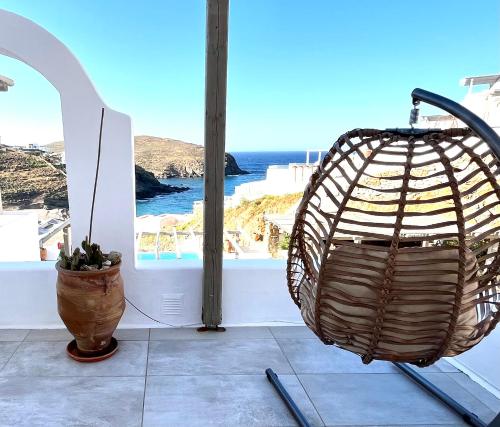 Merchia BeachMiramare Suites Mykonos的天井上的柳条篮子和花瓶