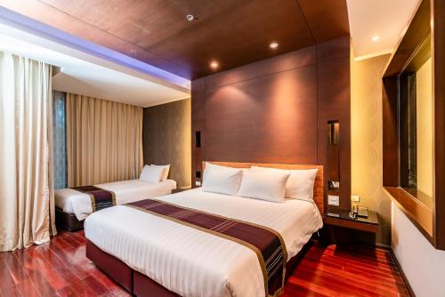 七岩七岩海滩塔拉曼特拉度假酒店的酒店客房设有两张床和窗户。
