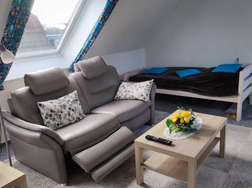 伦茨堡Ferienwohnung Arff的客厅配有沙发和1张床