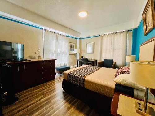 旧金山海军上将酒店的配有一张床和一台平面电视的酒店客房