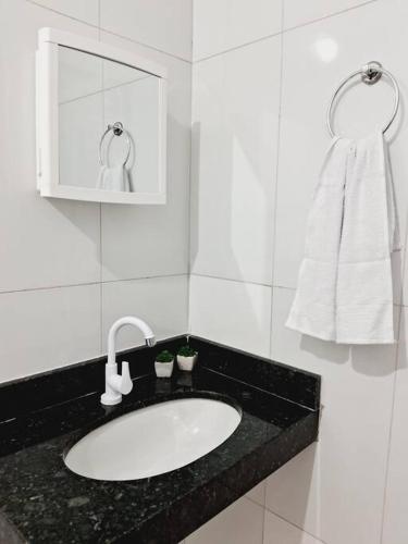 帕尔马斯Flat ideal para familia e grupos de amigos proximo ao aeroporto e rodoviária的白色的浴室设有水槽和毛巾