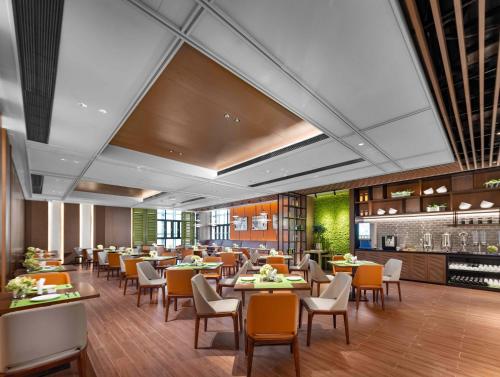 武汉Hampton by Hilton Wuhan Zhongnan Jiedaokou Hotel的餐厅内带桌椅的用餐室