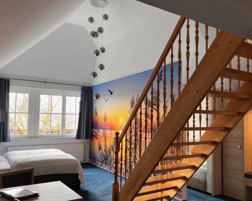 Ludorf奇洛福莱尔希酒店的一间卧室设有楼梯和壁画