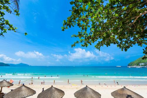 三亚三亚银泰阳光度假酒店（享沙滩区，椰林泳池）的一群人,在海边