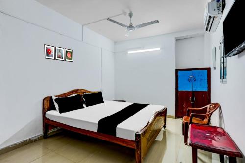 兰奇OYO Flagship Hotel Shiv Residency的一间卧室配有一张床和一把椅子