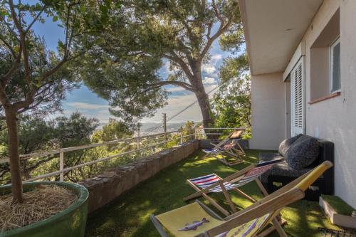 土伦3 bedroom artist's house with AC, spectacular sea view - Dodo et Tartine的阳台配有椅子,享有海景。