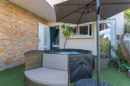 土伦3 bedroom artist's house with AC, spectacular sea view - Dodo et Tartine的一个带遮阳伞和热水浴缸的庭院