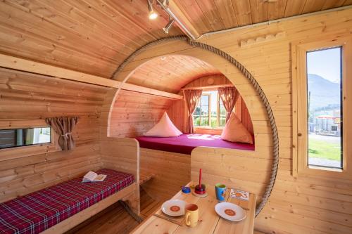 因特拉肯Camping Lazy Rancho - Eiger - Mönch - Jungfrau - Interlaken的小木屋内带两张床的房间