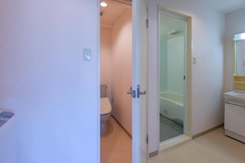 宫崎Miyazaki Mango Hotel - Vacation STAY 58309v的一间带卫生间和玻璃门的浴室