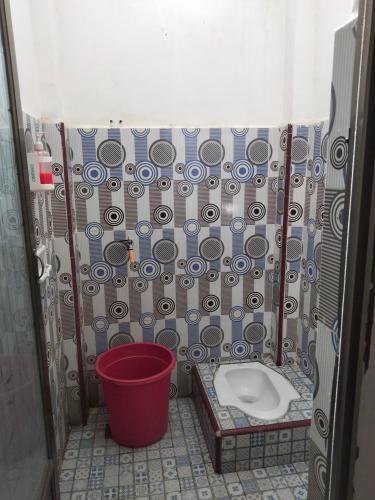 TopoyoWISMA TIGA PUTRA BELAWA 2的一间带卫生间和桶的浴室