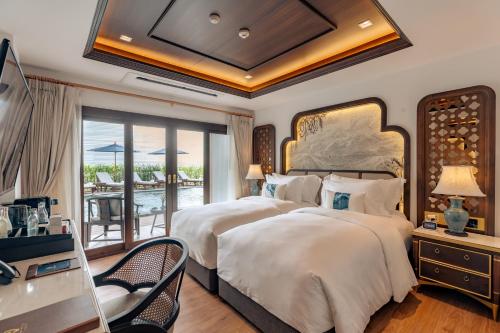 清迈CHINO@NIMMAN Luxury Boutique Hotel的一间带大床的卧室和一个阳台