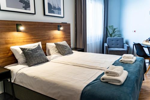 格但斯克Sleep Port的酒店客房带一张大床,带毛巾
