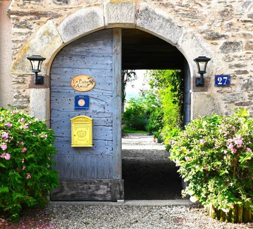 Mirandol-Bourgnounac爱之井住宿加早餐旅馆的蓝色门的入口,上面有标志