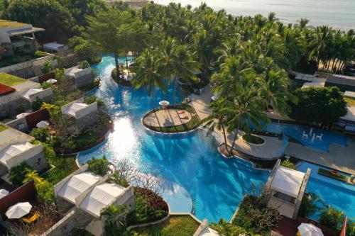 三亚三亚半山半岛洲际度假酒店的享有度假村游泳池的空中景致