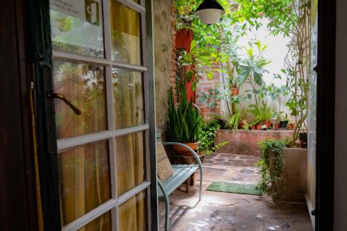 拉拉古纳艾索梅达德伽托酒店的通往花园的开放式门,花园外设有长凳