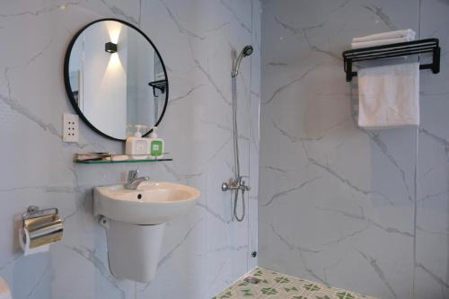 胡志明市Nicecy Hotel - Yersin Street的白色的浴室设有水槽和镜子