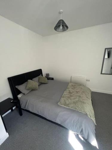 LincolnshireSkegness Town Centre Apartment 1的卧室内的一张床位,卧室设有白色的墙壁