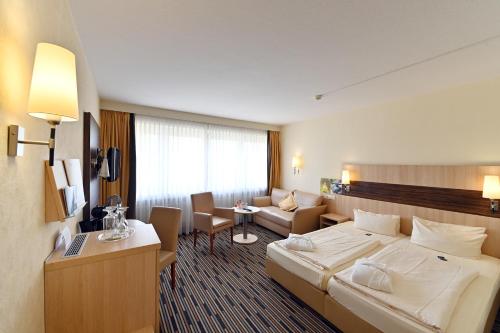巴特迪克海姆库派酒店的酒店客房设有床和客厅。