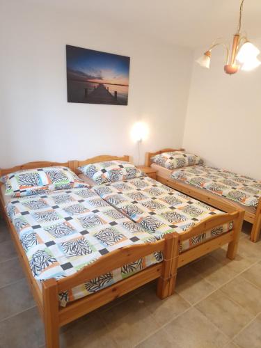 BarušićApartments Pavle的双床间设有2张单人床。