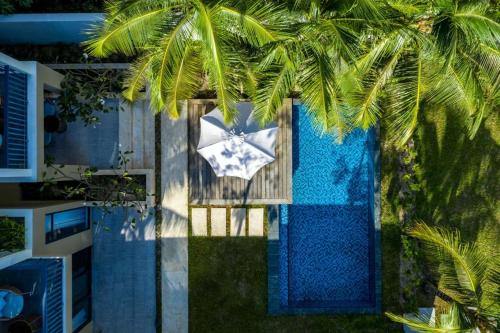 富国New World Phu Quoc Resort的享有游泳池的顶部景色,游泳池拥有棕榈树