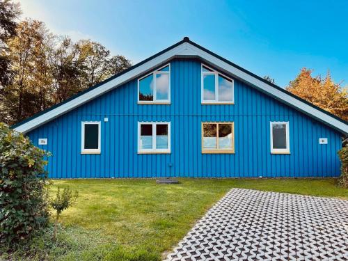 埃克斯特塔尔Komfort-Ferienhaus Wolke #56的蓝色的房子,设有白色窗户