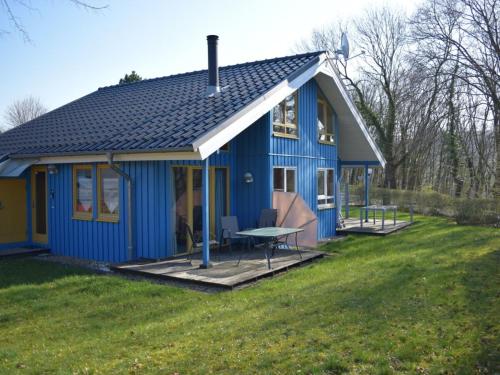 埃克斯特塔尔Komfort-Ferienhaus Wolke #56的庭院里带野餐桌的蓝色房子