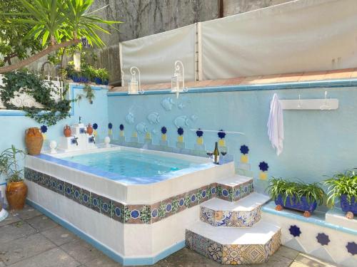 波西塔诺波西塔诺套房度假屋的蓝色的植物间里设有浴缸