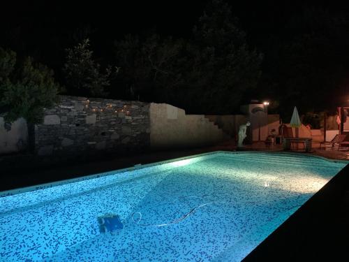 切尔维奥内Corse CERVIONE T2的游泳池在晚上点亮,