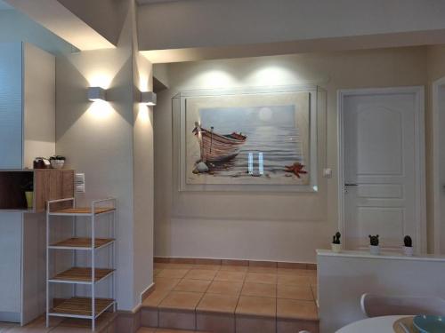 凯法利尼亚岛House Kochyli的墙上有一艘船画的房间