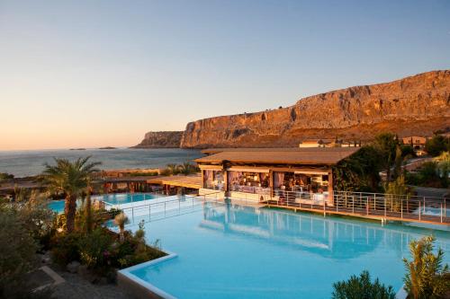林都斯Aquagrand Exclusive Deluxe Resort Lindos - Adults only的毗邻大海的大型游泳池